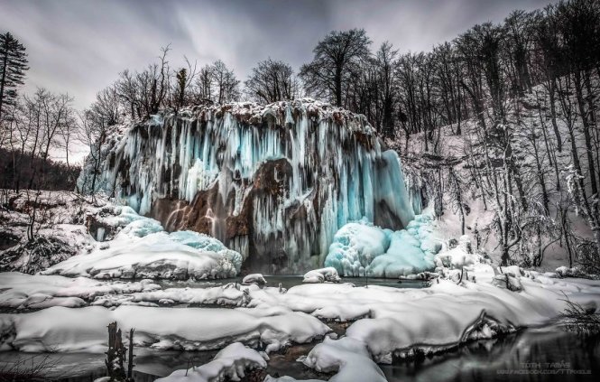 Thác nước đóng băng đẹp mê hồn tại Croatia 