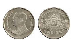 Hình ảnh chùa được in nổi bật trên mặt sau của đồng xu 5 Baht của Thái Lan